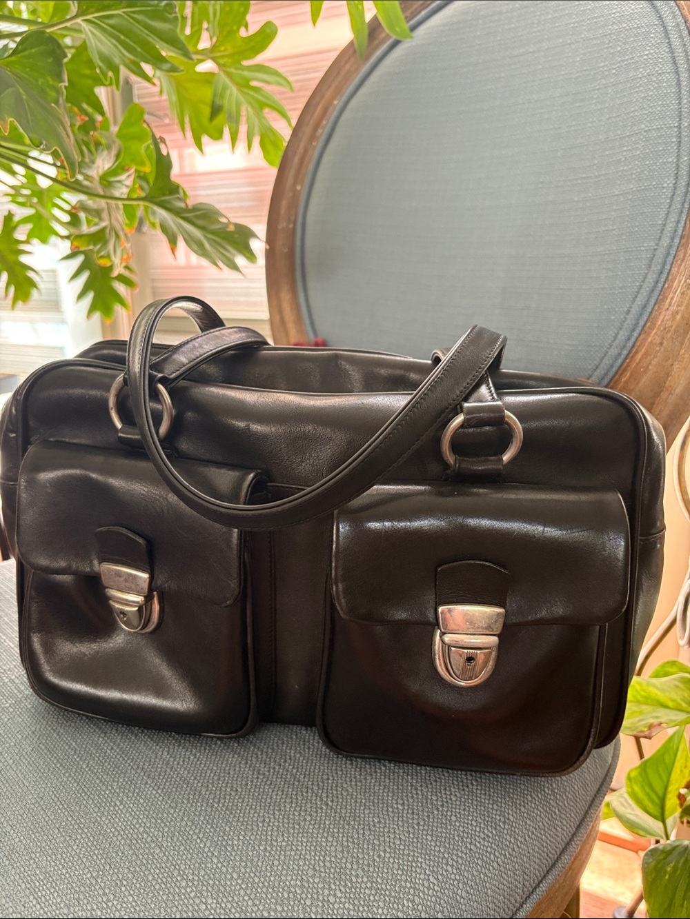 Johnny Farah New York Black Women’s classic Shoulder Bag. Excellent condition.